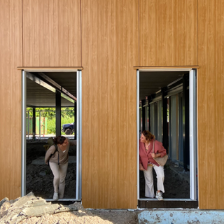 Leontien en Christel bezoeken de bouwplaats van de nieuwe locatie